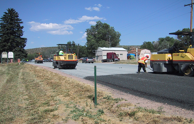 Chip Seal - покрытие для асфальта, которое состоит из слоя битумного вяжущего (горячего или эмульсионного) со слоем заполнителя.